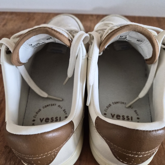 Vessi Courtside Classic Sneakers - Picture 9 of 12